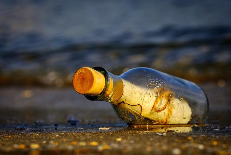 На пляже в Бразилии обнаружили бутылку с посланием от советских моряков