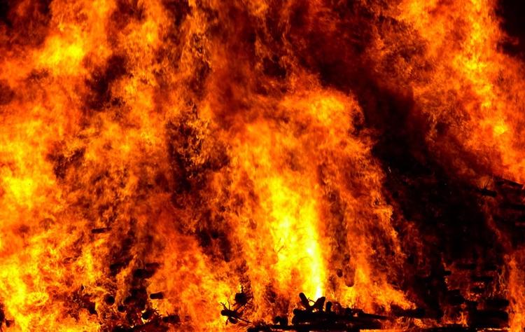 В Нижнем Новгороде спасли гражданина, повисшего из-за пожара на карнизе