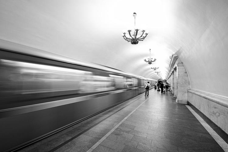 С эскалатора в московском метро упала беременная девушка