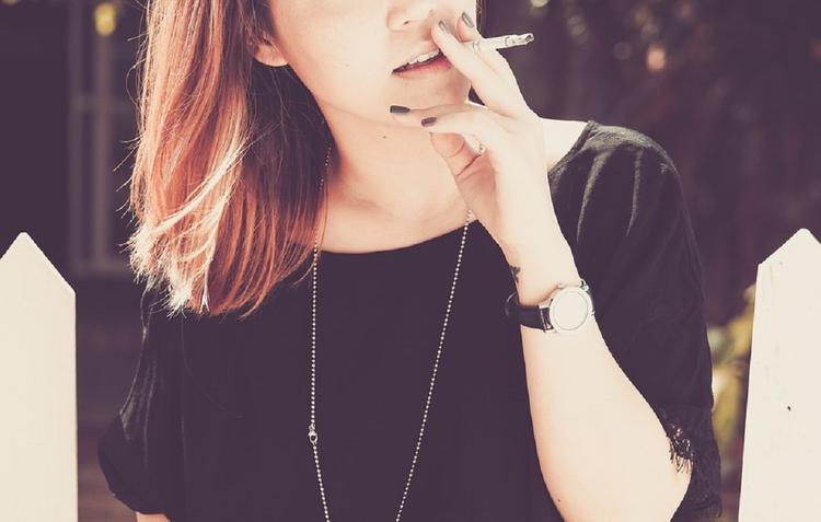 Врачи назвали причины, побуждающие подростка начать курить