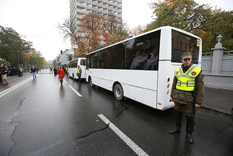 На подъезде к  Киеву замечены  автобусы с  силовиками, вооруженными  автоматами