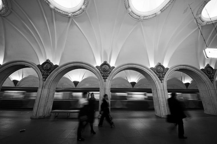 Сбой произошел на "красной ветке" метро в Москве, семь станций закрыты на вход
