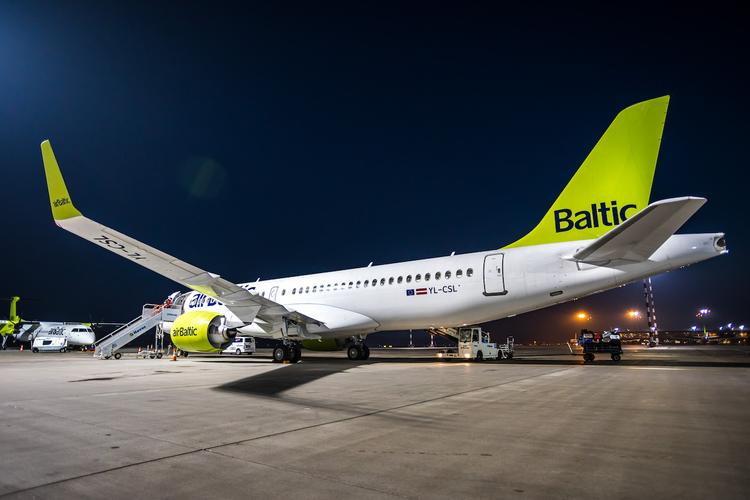Латвийская авиакомпания airBaltic проверяет двигатели у своих самолетов