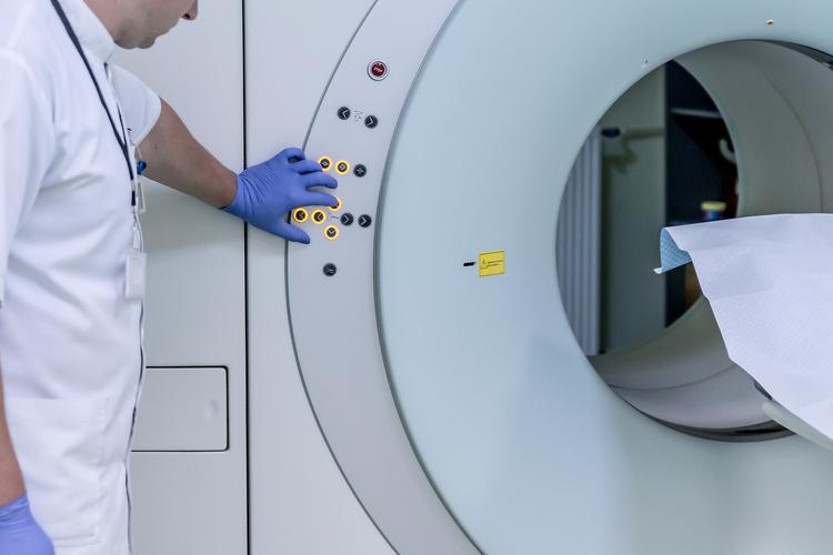 В Болгарии врачи забыли пациентку в томографе и долго не могли найти