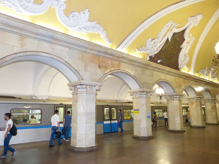 Мужчина упал на рельсы в московском метро