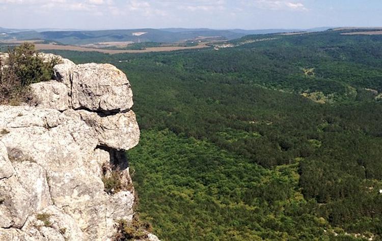В Приморском крае туристка сорвалась со скалы при попытке сделать эффектное селфи