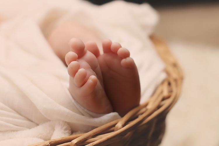 Находившийся несколько дней без присмотра в закрытой квартире младенец умер в Челябинской области