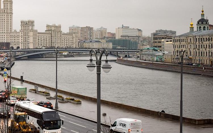 Из Москвы-реки вытащили мужчину