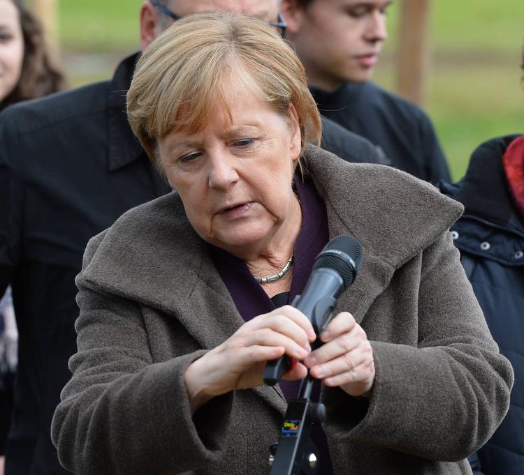 Меркель посыпалась