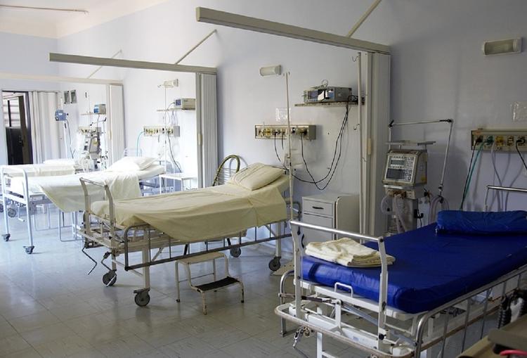 Главврач больницы в Миассе был уволен после умывания пациентки грязной тряпкой