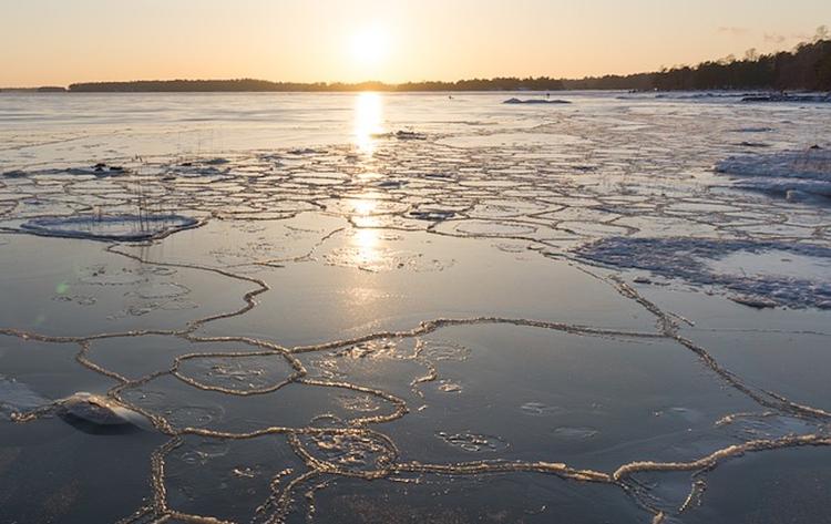 Подросток спас девочку, провалившуюся под лед в Свердловской области
