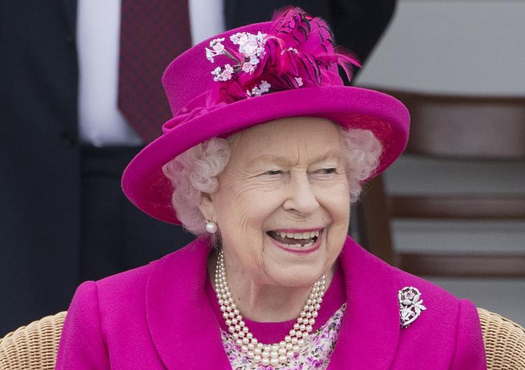 93-летняя королева Елизавета II пококетничала со столетним ветераном