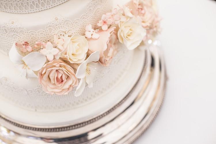 В Великобритании кондитеры украсили торт невесты «необычным» узором