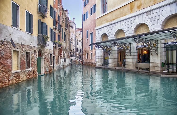 Власти Венеции предварительно оценивают ущерб городу от наводнения в сотни миллионов евро