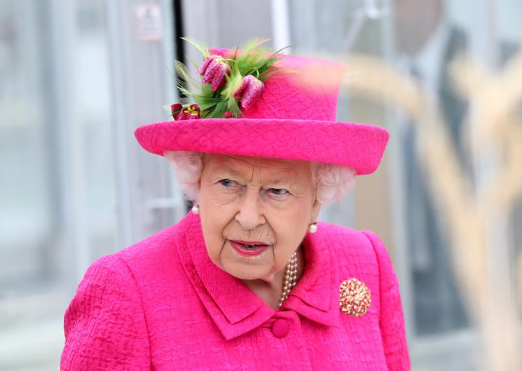 93-летняя Елизавета II вынуждена сама ездить к принцу Гарри, чтобы сплотить семью