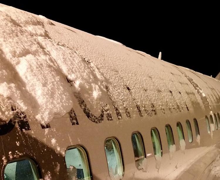 В аэропорту Владивостока из-за снегопада задержали 12 рейсов