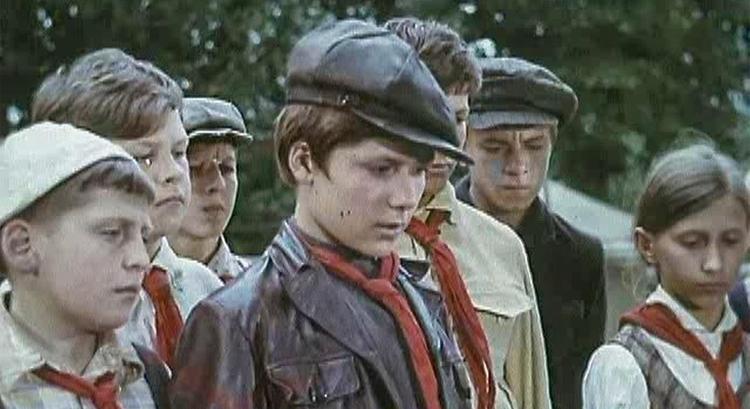 К/ф «Бронзовая птица»,1974 г., режиссер Николай Калинин. В главной роли Сережа Шевкуненко. «Смотрящий» по Мосфильмовскому району по кличке "Артист"