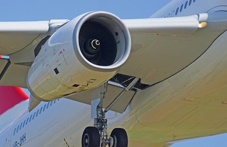 У Boeing-777, вылетевшего из Лос-Анджелеса, загорелся двигатель