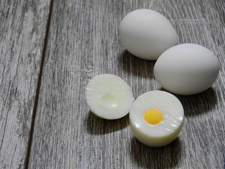 Врачи: кому опасно есть вареные яйца