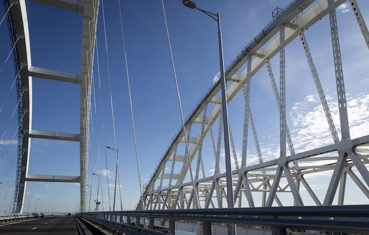 20-метровый рисунок появился на опоре Крымского моста