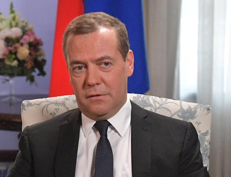 Медведев оценил внешнеполитический курс Зеленского