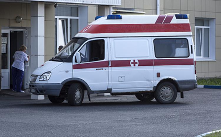В Нижнем Новгороде столкнулись 4 машины, один автомобиль вылетел на тротуар и наехал на группу детей