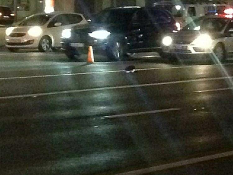 Мужчина специально повредил два автомобиля  Mercedes на парковке около дома в Москве 