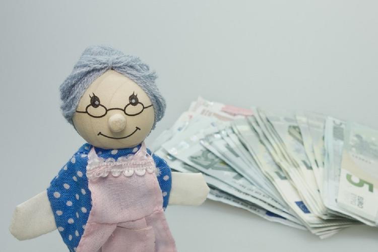 В РФ могут запретить взыскание долгов с пенсий