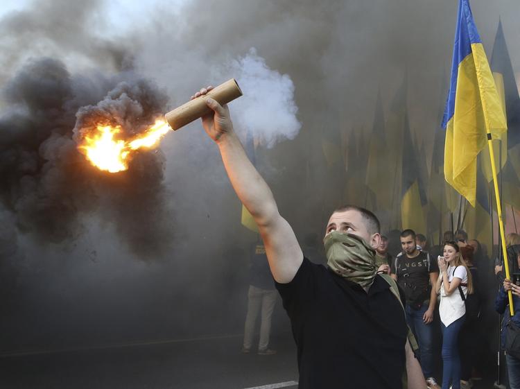 На акции украинской оппозиции в Киеве призвали начать полноценную войну с Россией   