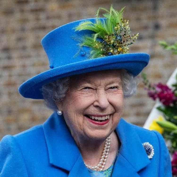 Британская королева Елизавета II  ищет специалиста, кто сможет раскрутить ее в соцсетях