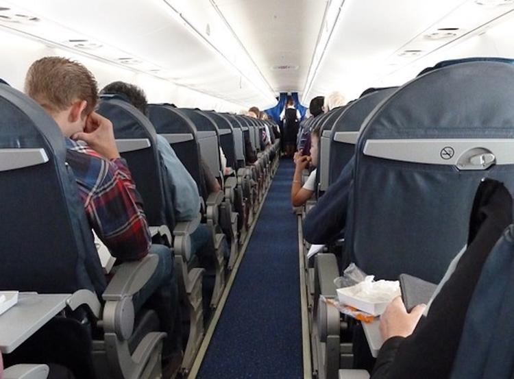 Экипаж самолета, совершившего посадку в Новосибирске, привязал пьяного дебошира к креслу
