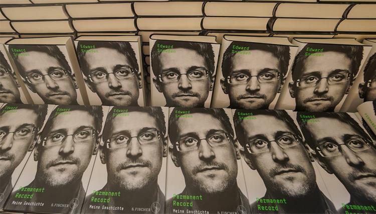 Вашингтон отсудил у Сноудена доходы от мемуаров