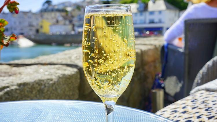 Врачи рассказали, как бокал шампанского в Новый год повлияет на здоровье
