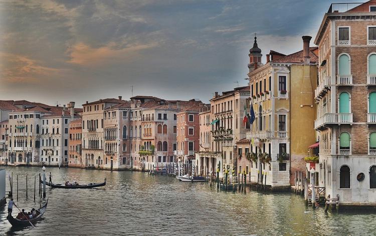 Власти Венеции предупредили, что вода сегодня поднимется на 20 см выше критического уровня