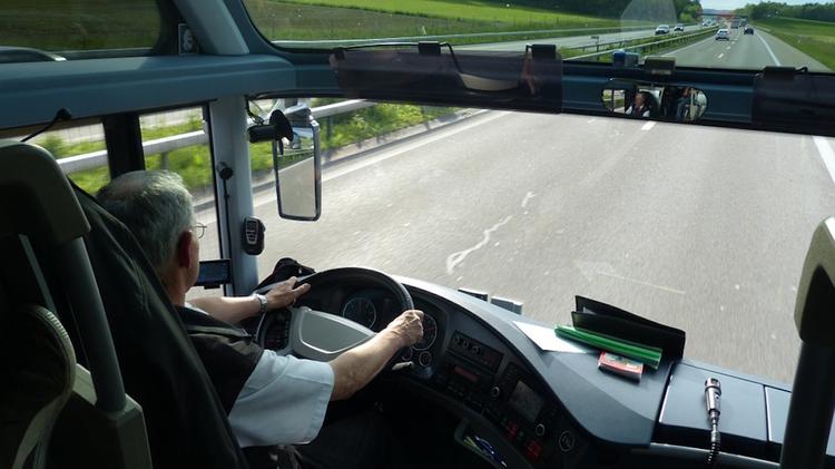 Водителям автобусов и грузовиков запретили находиться за рулем более 10 часов подряд