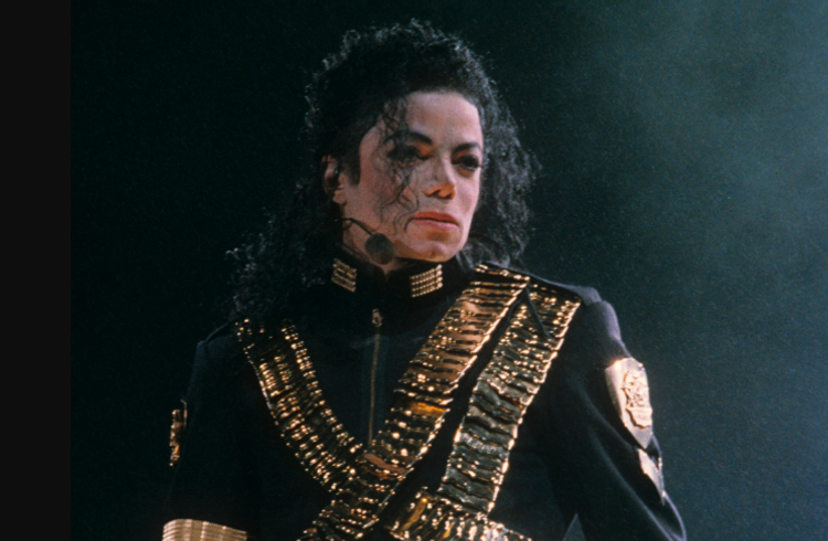 Поклонники Майкла Джексона считают, что музыкант жив