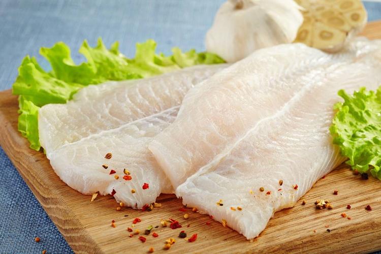 Жареная белая рыба с запеченными овощами