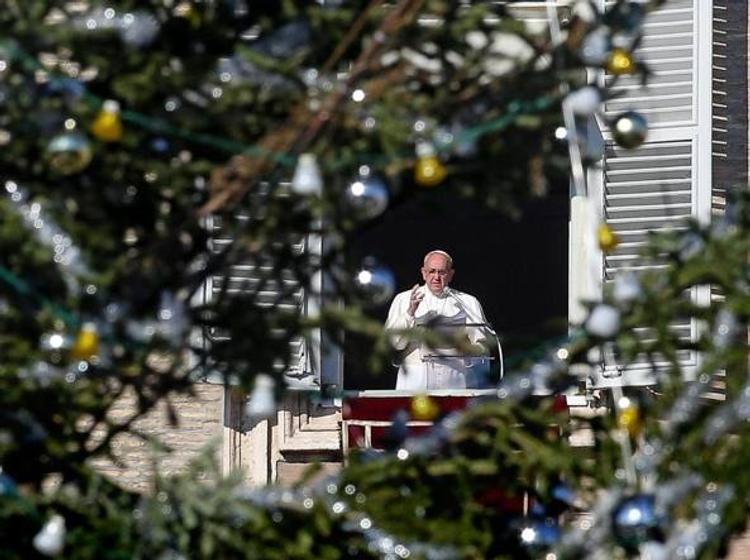 В сеть попало видео, как папа римский Франциск ударил женщину по руке на праздновании Нового года