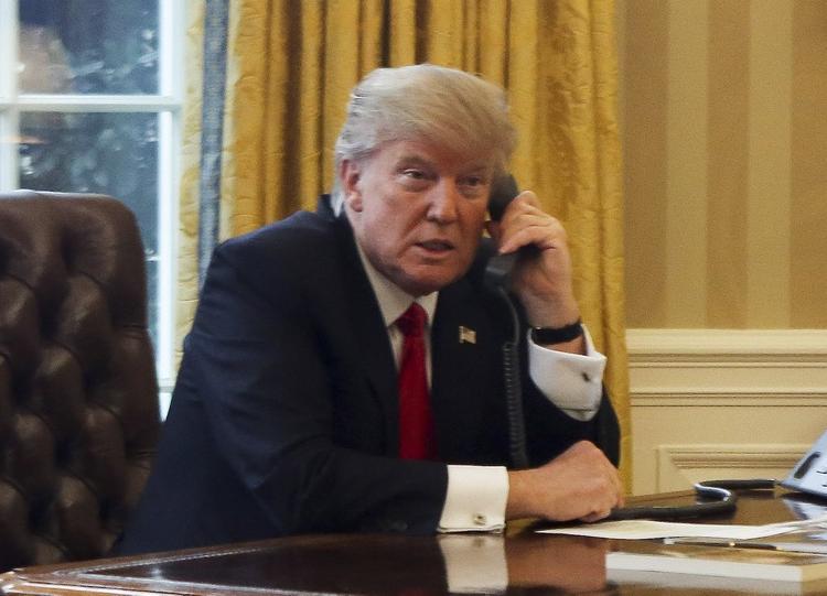 Журналист рассказал, как Трамп отреагировал на пропущенный в 2017 году звонок от Путина