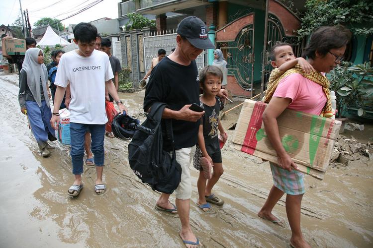 Количество жертв наводнения в Индонезии увеличилось до 53
