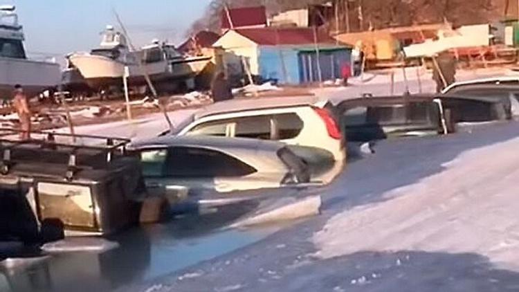 Около 30 автомашин провалились под лед на острове Русский во Владивостоке. На  месте работают спасатели