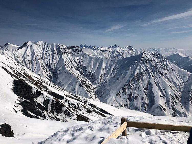 Турист из России погиб под лавиной на горнолыжном курорте Гудаури в Грузии
