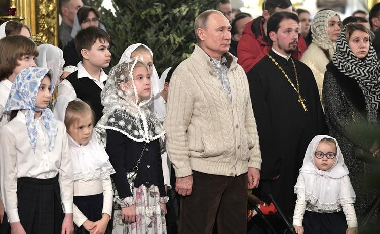 СМИ выяснили стоимость рождественского кардигана Путина