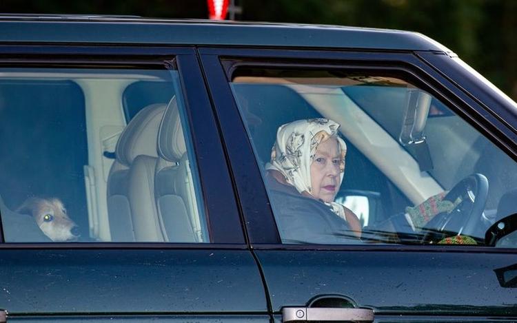 Езда по-королевски. Пользователи Сети встретили на дороге 93-летнюю Елизавету II за рулем своей машины