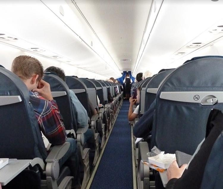 Эксперты рассказали о рисках использования кислородных масок в самолете
