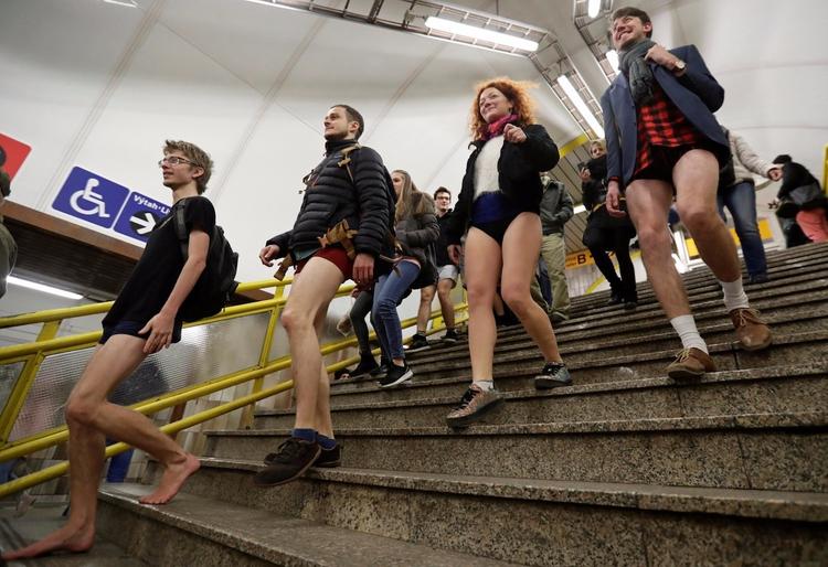 Прага: несколько десятков мужчин проехали в метро без штанов 