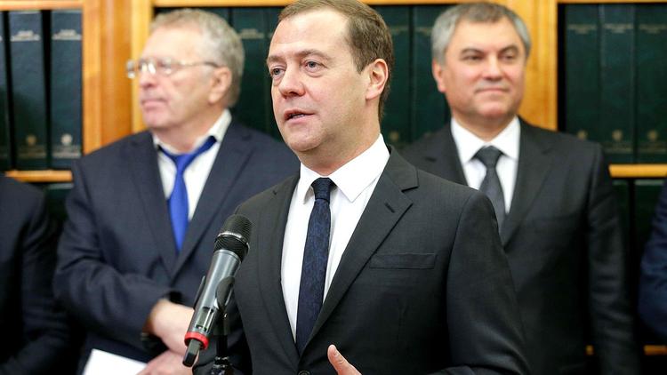 Медведев поручил выделить 22 млн руб. на закупку лекарств для тяжелобольных детей