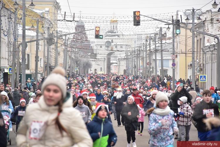 По Владимиру пробежалось более трех тысяч Дедов Морозов и Снегурочек
