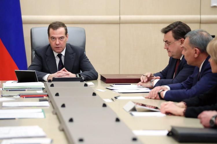 Правительство России во главе с премьер-министром Медведевым подало в отставку