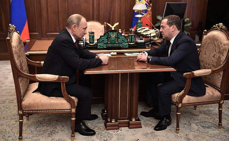 Дмитрий Медведев не сомневается, что новое правительство со всем справится. Экс-премьер пожелал им удачи